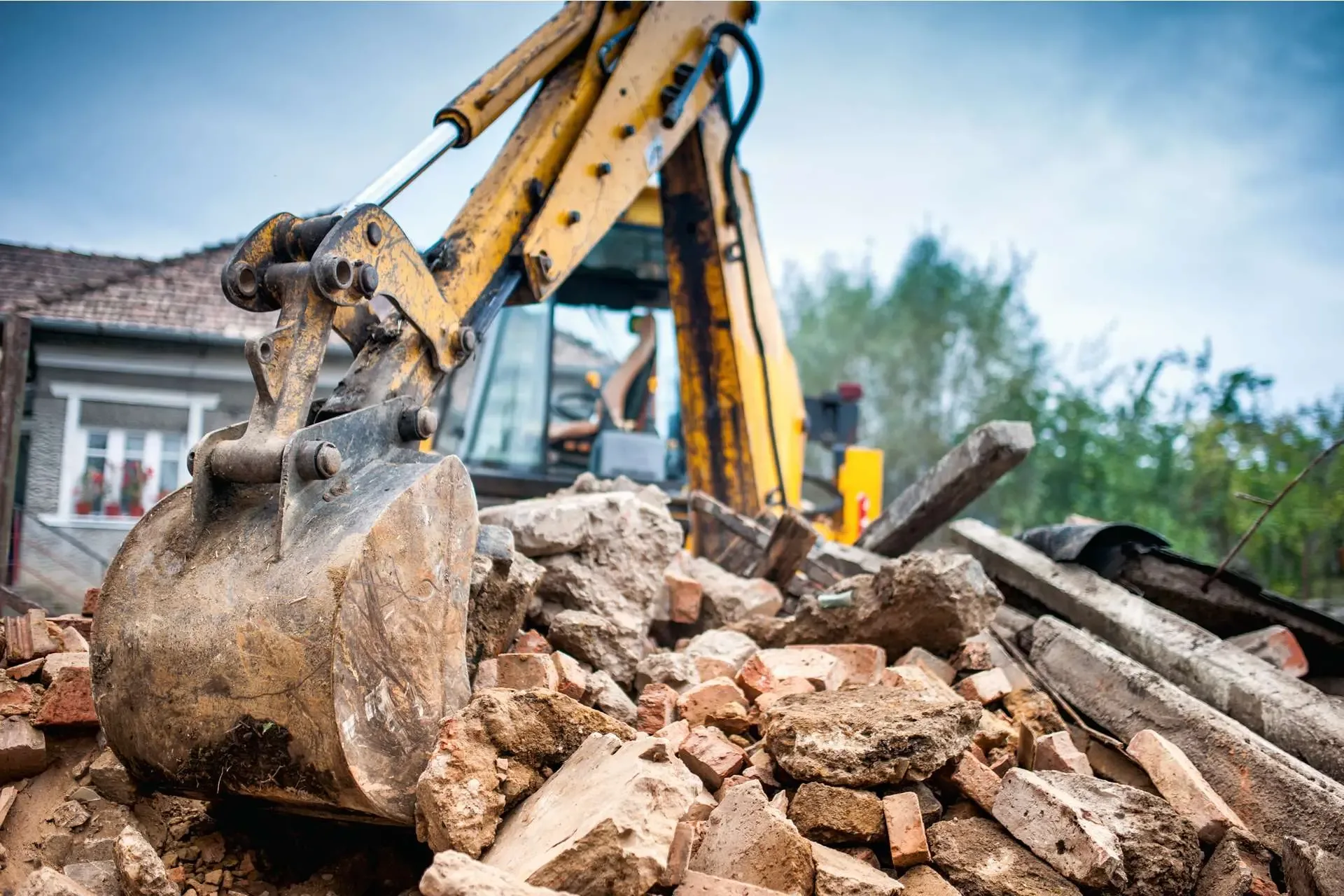 Bagger beim Abbruch von Mauerwerk
